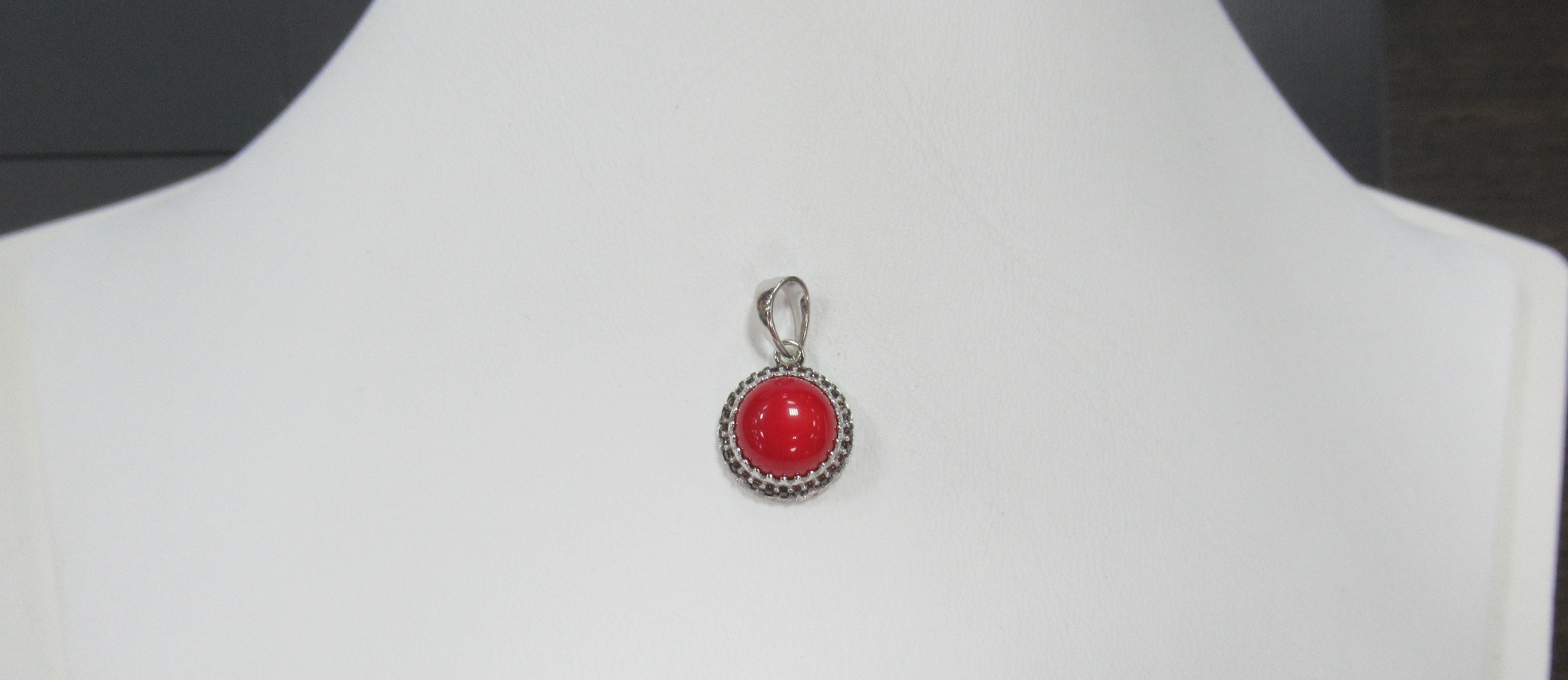Серебряная подвеска с кораллом